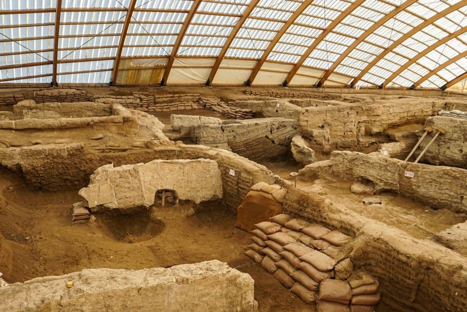 Explore the excavated ancient site of Çatalhöyük in Çumra, Konya, Türkiye, showcasing remarkable ruins.