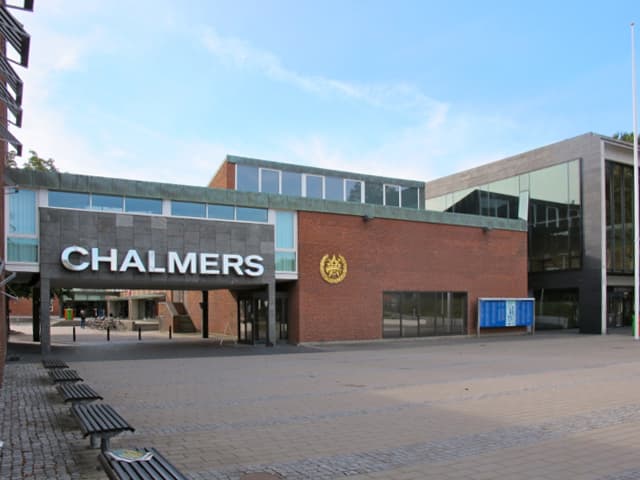Chalmers huvudentré på Johanneberg, med namnet i stora bokstäver över den öppna passagen