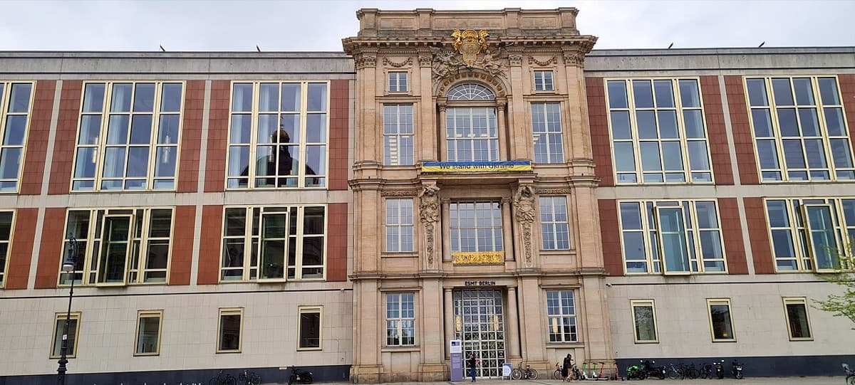 ESMT Berlin Staatsratsgebäude with grand entrance, modern flanking wings on Schloßplatz.