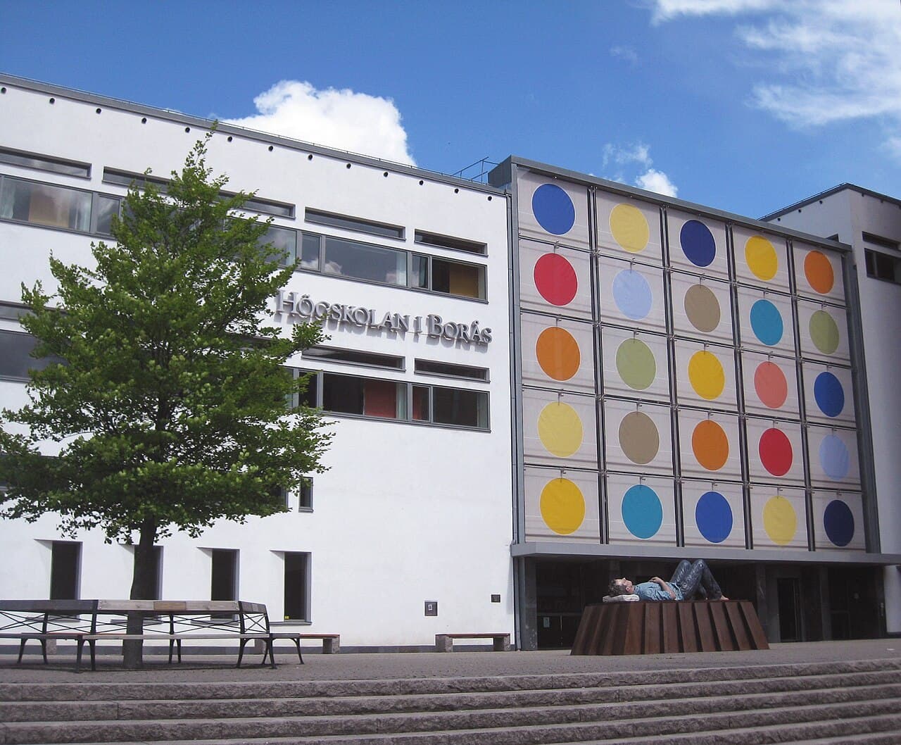 The Library and Learning Resources at University of Borås. The statue "Katafalk" is made by Sean Henry and Eva Stephensson-Möller is the artist behind the colourful sun-screening dots in the entrance.