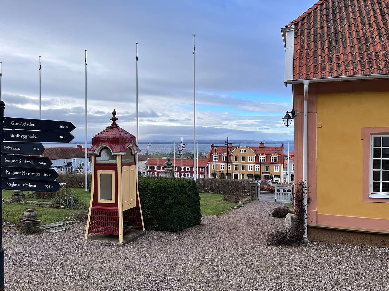 The photo is taken in winter, looking over the lake Vättern from the Campus Gränna garden. On the right is a corner of the main administration building Borgmästargården, built in 1798.