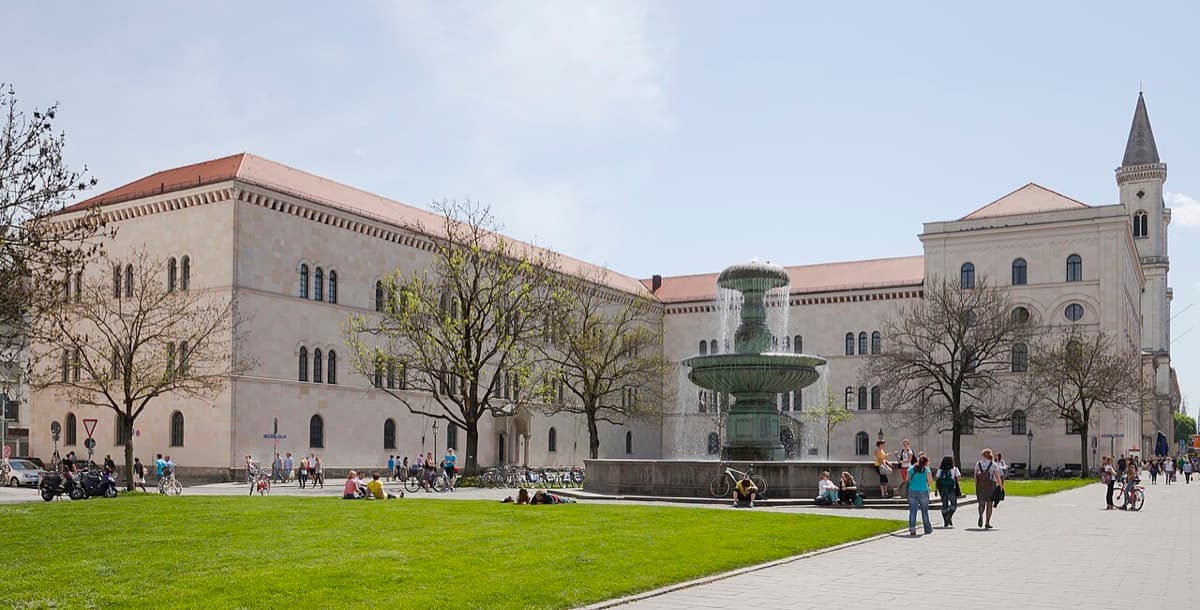 Main courtyard of Ludwig-Maximilians-Universität München with Renaissance architecture and central fountain.