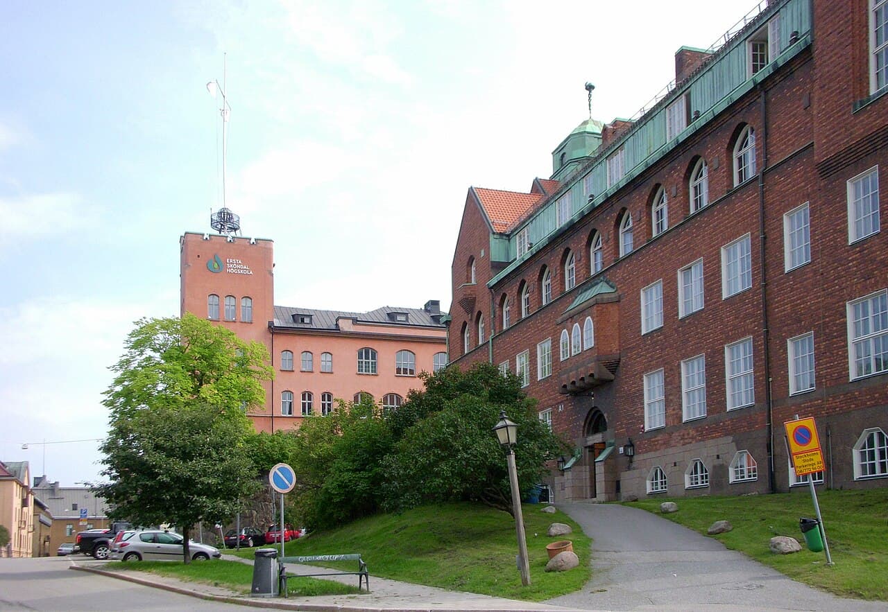 Stigbergsgatan i Stockholm, Frans Schartaus Handelsgymnasium (närmast) och Ersta Sköndal Högskola