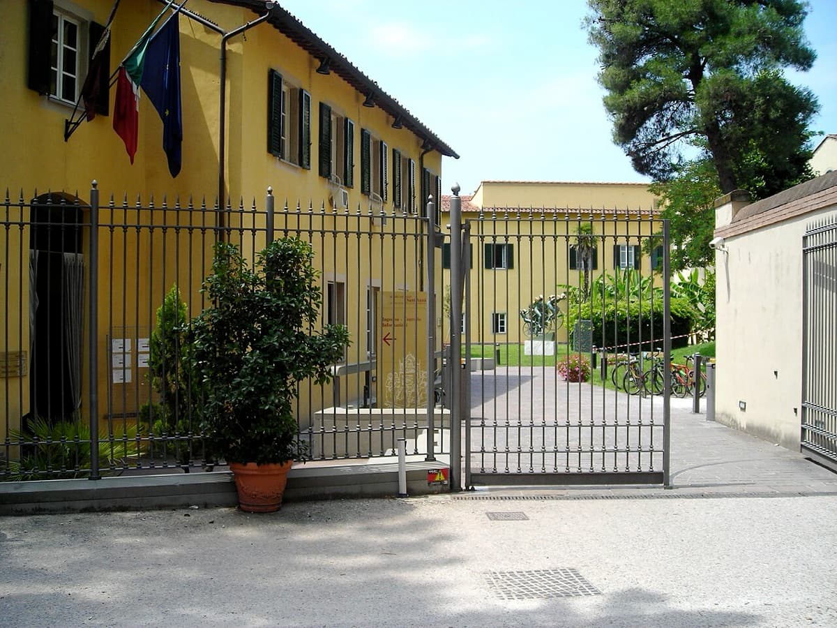 The main gate entrance to Sant'Anna School of Advanced Studies in Pisa showing institutional architecture and campus entry.