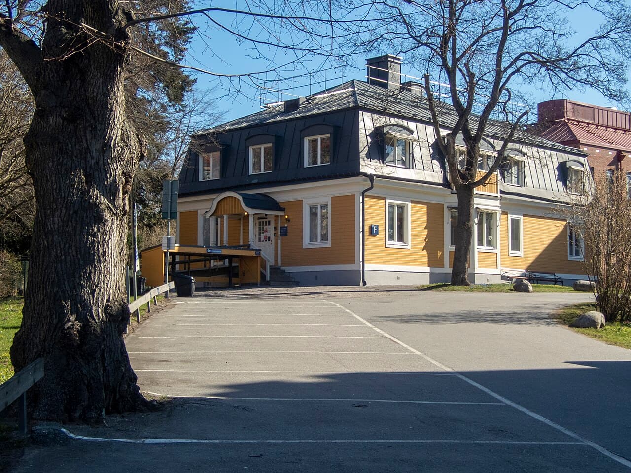 Gula Villan, Sophiahemmet. Urspungligen Prästbostad för sjukhuset. Byggnadsår 1908-09. arkitekt Otilius Österberg. Ombyggt enligt Hjalmar Cederströms ritningar 1924. I byggnaden bodde Ingemar Bergman