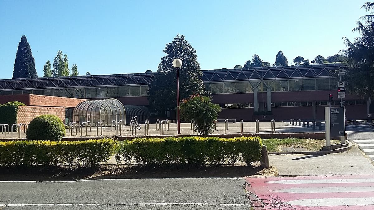 Universidad de Navarra campus building exterior with modern and traditional architecture.