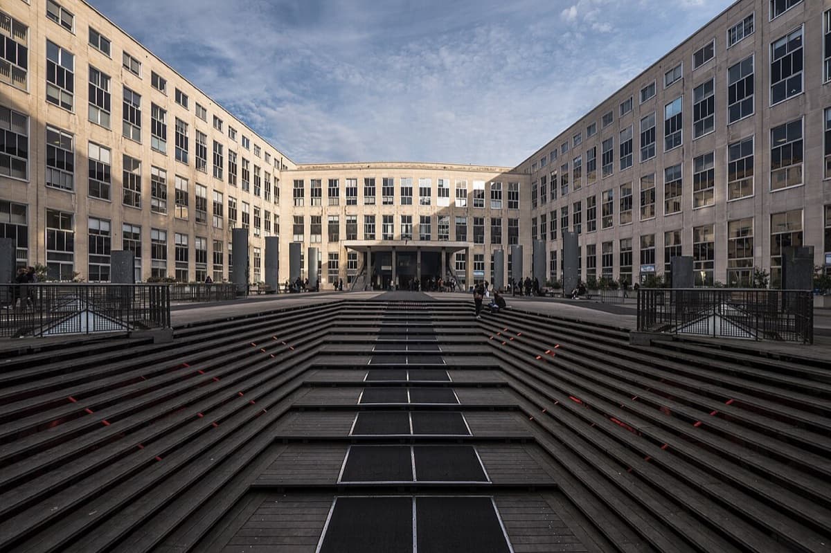 Central courtyard of Dauphine building showing classical symmetrical architecture with modern university campus setting.