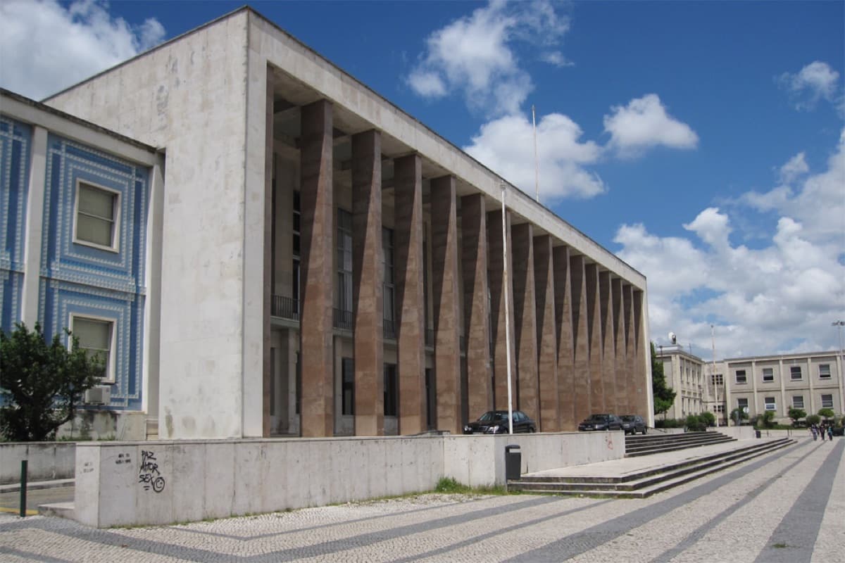 Reitoria (Rector's Office) of University of Lisbon, a modern institutional building with distinctive vertical columns in brutalist style, designed by architect Pardal Monteiro.